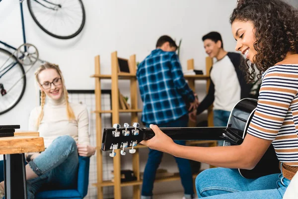 African American Girl Gra Gitarze Akustycznej Dla Przyjaciół — Zdjęcie stockowe