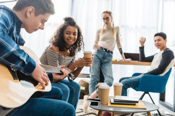 Kaukasischer Junge Spielt Gitarre Für Multikulturelle Freunde — Stockfoto