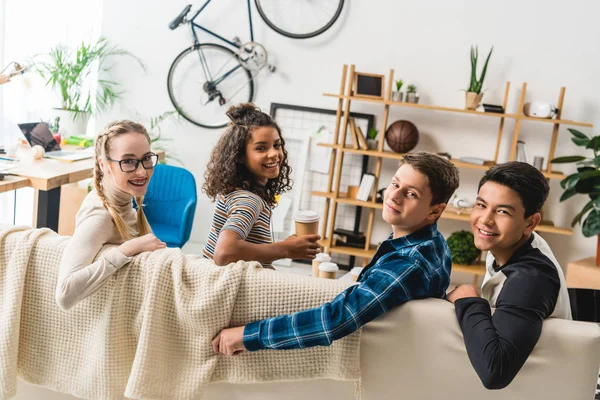 Mångkulturella Vänner Sitter Soffan Och Tittar Kameran — Stockfoto