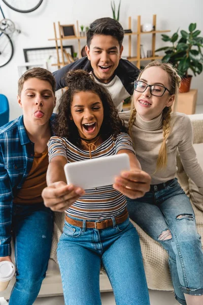 Adolescentes Multiétnicos Felizes Tirando Selfie Com Smartphone — Fotografia de Stock