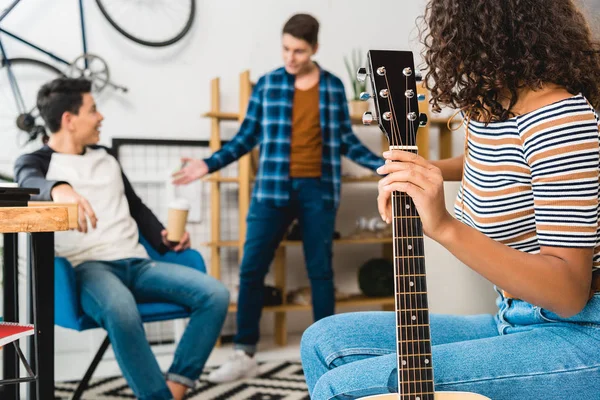 Sidovy Afrikanska Amerikanska Innehav Gitarr — Gratis stockfoto