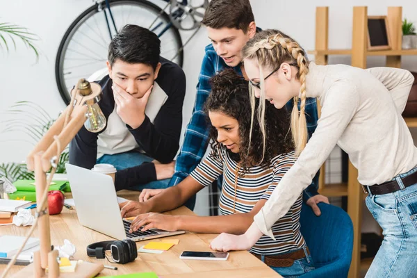 Grupo Adolescentes Multiétnicos Olhando Para Laptop Casa — Fotografia de Stock