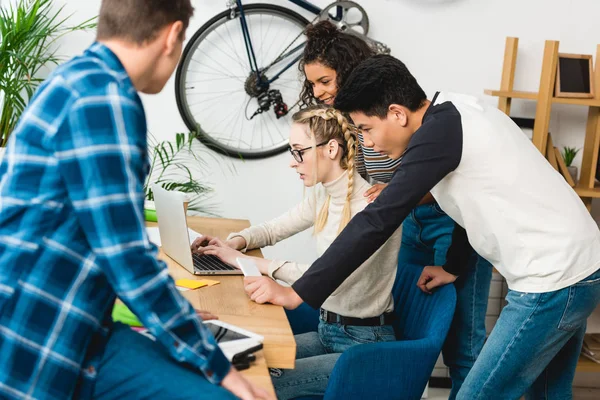 Gruppe Multiethnischer Teenager Blickt Auf Laptop Tisch — kostenloses Stockfoto