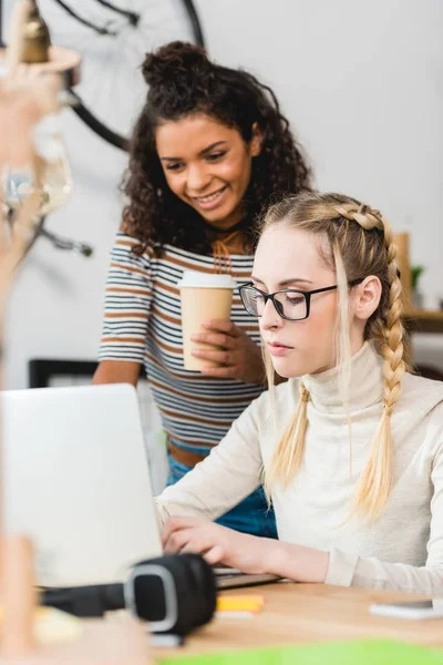 Muchachas Multiculturales Mirando Ordenador Portátil Mesa —  Fotos de Stock