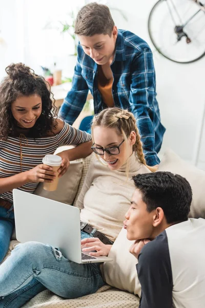 Grupo Adolescentes Multiculturais Olhando Para Laptop Casa — Fotografia de Stock