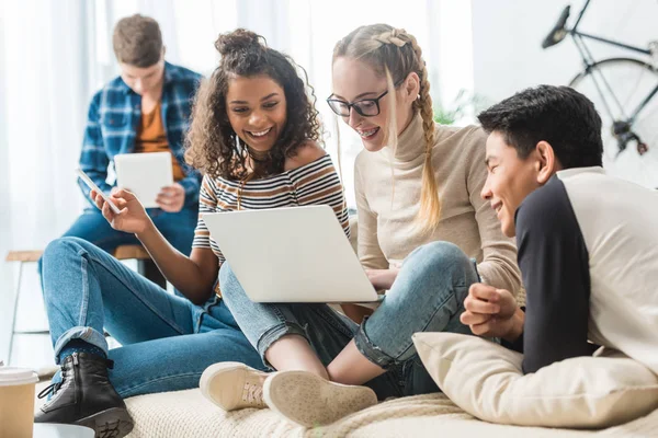 Adolescentes Multiculturais Felizes Olhando Para Laptop Sentado Sofá — Fotografia de Stock