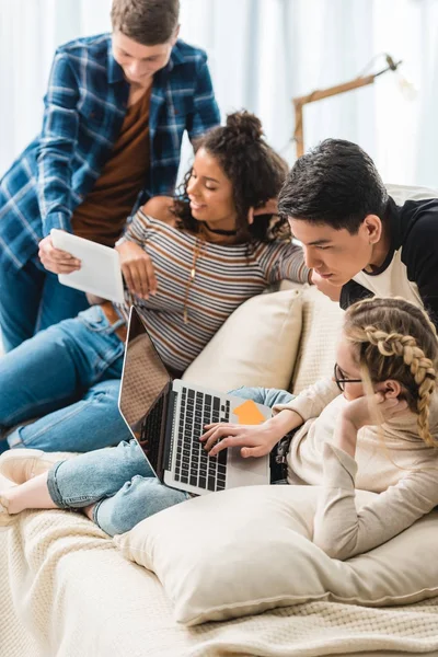 Adolescentes Multiétnicos Sonrientes Mirando Portátil Tableta — Foto de Stock