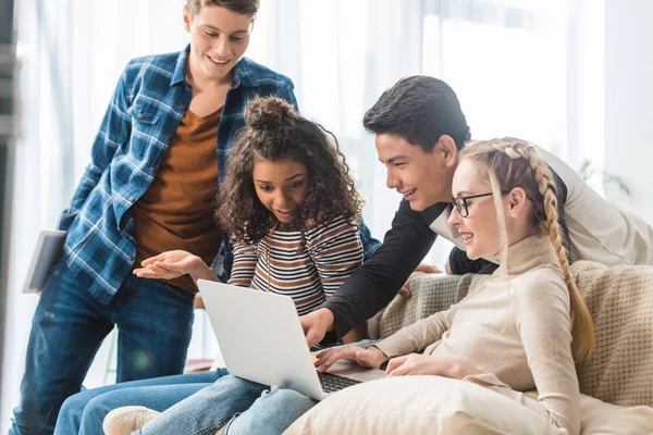 Souriant Adolescents Multiethniques Regardant Ordinateur Portable — Photo