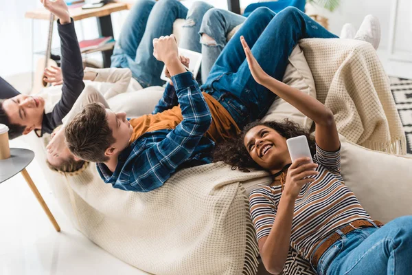 Africano Americano Chica Dando Alto Cinco Caucásico Chico — Foto de Stock