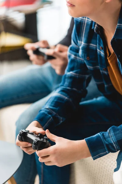 Imagem Cortada Meninos Segurando Almofadas Jogo Mãos — Fotografia de Stock