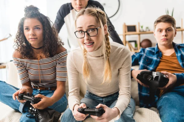 Grupo Adolescentes Multiétnicos Jogar Vídeo Game Casa — Fotografia de Stock