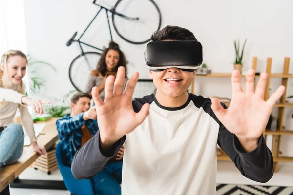 Animado Adolescente Menino Tocando Algo Com Realidade Virtual Headset — Fotografia de Stock