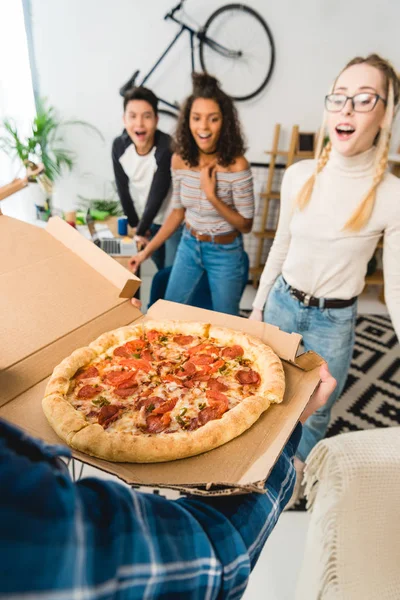 Animado Multicultural Adolescentes Olhando Para Pizza — Fotografia de Stock