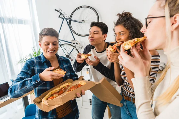 Ayakta Pizza Yemek Çok Kültürlü Arkadaşlar — Stok fotoğraf