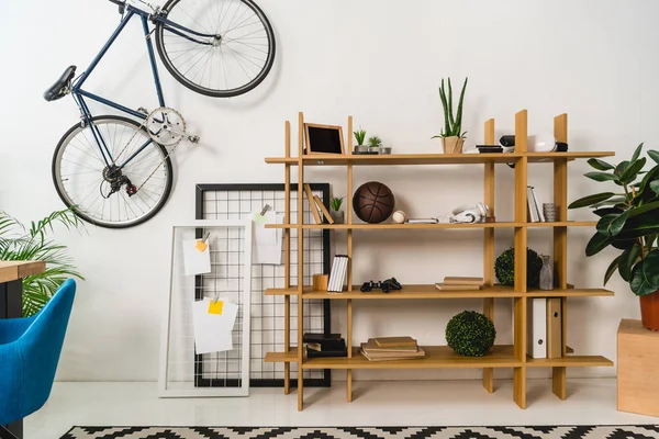 Bicicleta Pared Estantes Con Cosas Casa — Foto de Stock