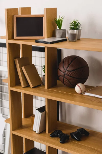 Basketball Und Baseballbälle Regal — kostenloses Stockfoto