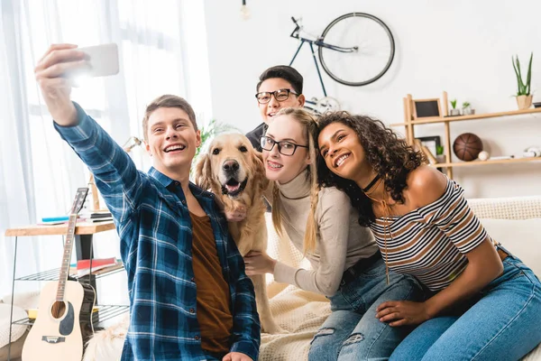 Adolescentes Multiétnicos Felizes Tomando Selfie Com Cão — Fotografia de Stock