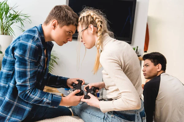 Pojke Och Flicka Aggressivt Röra Med Pannor Medan Spelar Videospel — Stockfoto