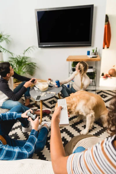 Bijgesneden Afbeelding Van Tiener Houdt Van Afstandsbediening — Stockfoto