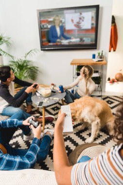 tv haberlerinde geçiş kız Resim kırpılmış