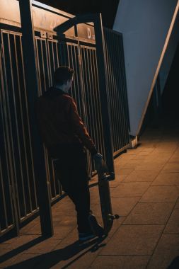 kaykay ile ayakta açık havada geç gece dostum