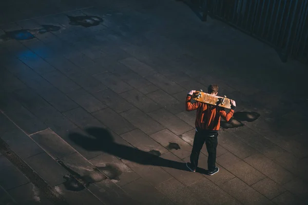 Visão Alto Ângulo Skate Com Placa Nos Ombros — Fotografia de Stock