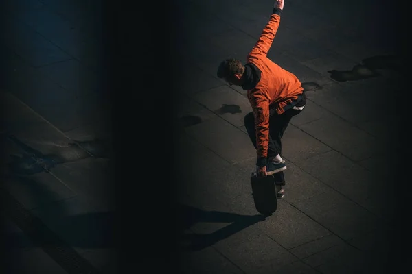 Aus Der Vogelperspektive Balanciert Ein Junger Skateboarder Bord — Stockfoto