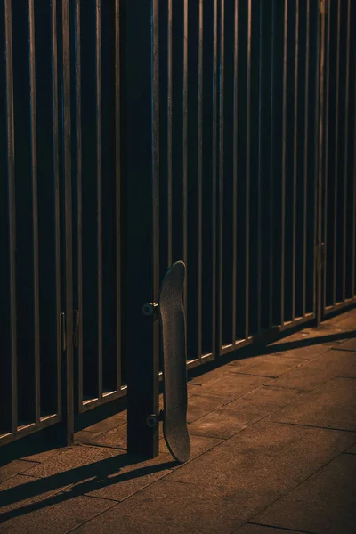 Skateboard Leaning Pole Fence Late Night — Stock Photo, Image