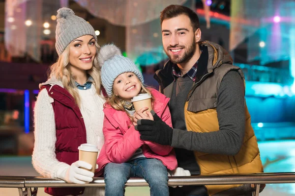 Família Feliz Com Uma Criança Segurando Copos Papel Sorrindo Para — Fotografia de Stock