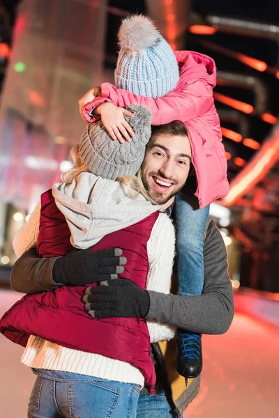 Feliz Familia Joven Abrazos Divertirse Juntos Pista Patinaje — Foto de Stock