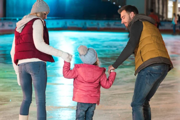 Vue Arrière Jeune Famille Avec Enfant Tenant Main Patinant Sur — Photo