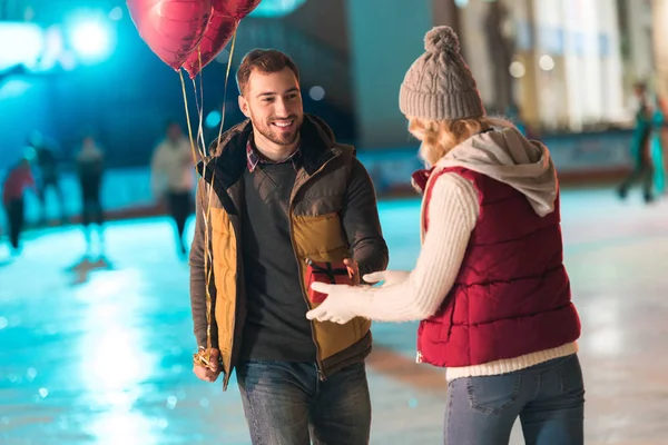 Boldog Fiatalember Léggömbökkel Bemutatja Díszdobozban Barátnőd Szent Valentin Nap Jégpálya — Stock Fotó