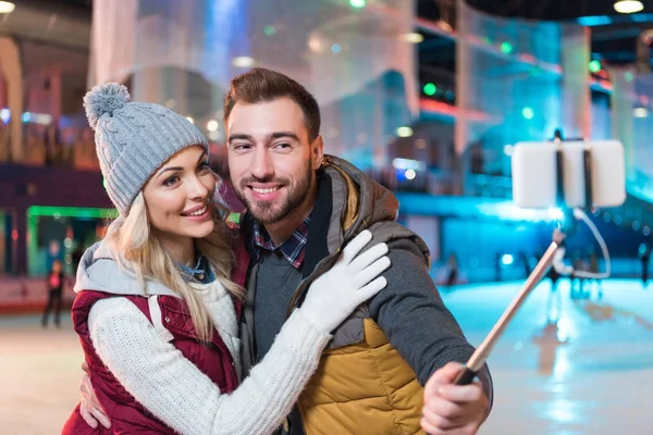 Schönes Lächelndes Junges Paar Macht Selfie Mit Smartphone Auf Eisbahn — Stockfoto