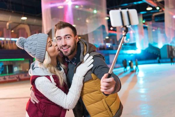 Heureux Jeune Couple Prenant Selfie Avec Smartphone Sur Patinoire — Photo