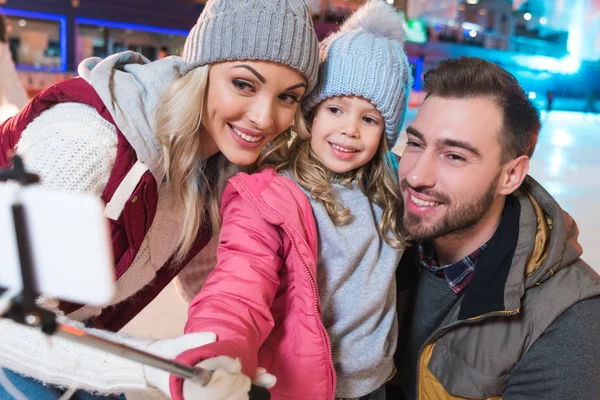 Felice Giovane Famiglia Scattare Selfie Con Smartphone Sulla Pista Pattinaggio — Foto Stock