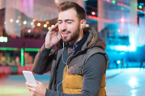 Jovem Feliz Com Olhos Fechados Ouvindo Música Com Smartphone Enquanto — Fotografia de Stock