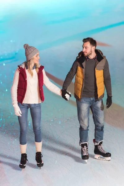 Beautiful Young Couple Holding Hands Smiling Each Other While Skating — Stock Photo, Image