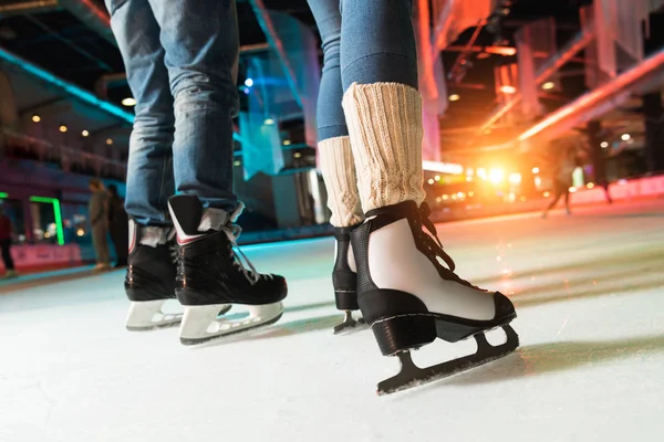 Recortado Disparo Pareja Patines Patinaje Sobre Hielo Pista Patinaje — Foto de Stock