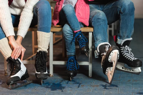 Schnappschuss Von Junger Familie Mit Schlittschuhen Auf Eisbahn — Stockfoto