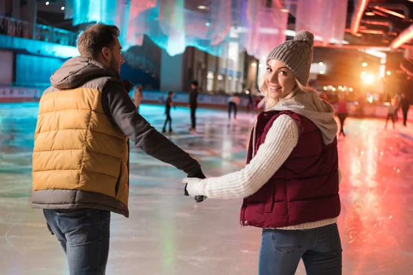 Vue Arrière Jeune Couple Heureux Tenant Main Patinant Sur Patinoire — Photo