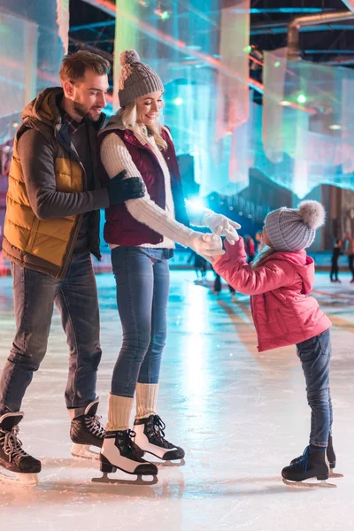 Heureux Jeune Famille Patiner Ensemble Sur Patinoire — Photo