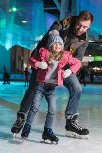 Glücklicher Vater Umarmt Entzückende Kleine Tochter Auf Eisbahn — Stockfoto