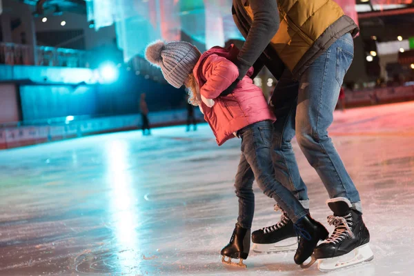 Tiro Cortado Pai Filha Abraçando Divertindo Pista Patinação — Fotografia de Stock