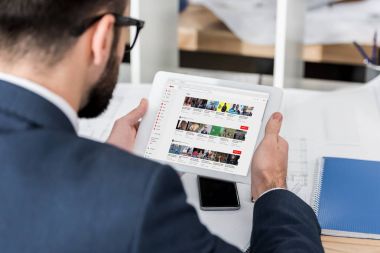 işadamı holding tablet ile yüklenen youtube sayfası