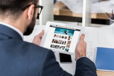 işadamı holding tablet ile yüklenen kaynak sayfası