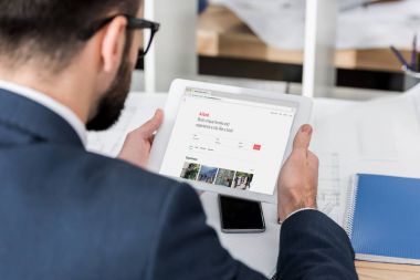 işadamı holding tablet ile yüklenen airbnb sayfa