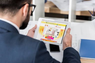 işadamı holding tablet ile yüklenen aliexpress sayfa
