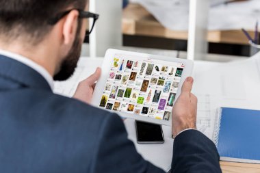 işadamı holding tablet ile yüklenen pinterest sayfa