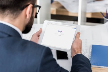 işadamı holding tablet ile yüklenen google sayfası
