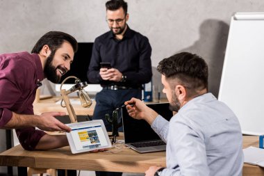 Sayfa tablete rezervasyon meslektaşları gösterilen gülümseyen iş adamı